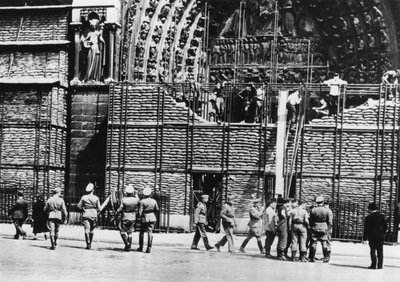 Déblaiement de la protection en sacs de sable de la façade de Notre-Dame, Paris occupé par les Allemands, 1940 - Unbekannt