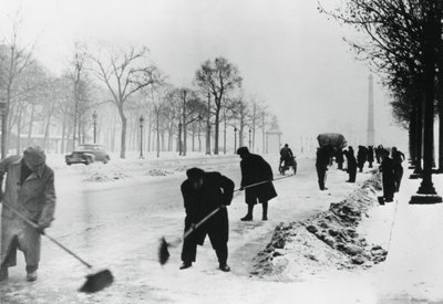 Déneigement sur les Champs-Élysées, Paris occupé par les Allemands, hiver - Unbekannt