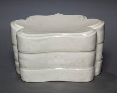 Oreiller à col nuage avec vagues, années 1000-1100 - Unbekannt