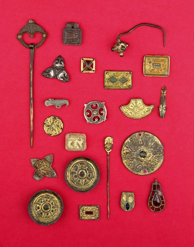 Collection de bijoux anglo-saxons et celtiques comprenant des montures en bronze doré, des broches en forme de soucoupe et cruciformes et un pendentif mérovingien, allant du 1er au 7e siècle apr. J.-C. (bronze) - Unbekannt