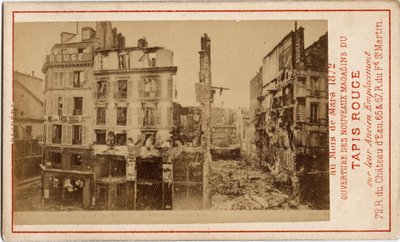 Commune de Paris (1871) : ouverture des grands magasins du Carpet Rouge, une carte publicitaire montrant le bâtiment un an avant, en ruines pendant la Commune. Impression sur carton Dim. 6,3x10 cm - Unbekannt