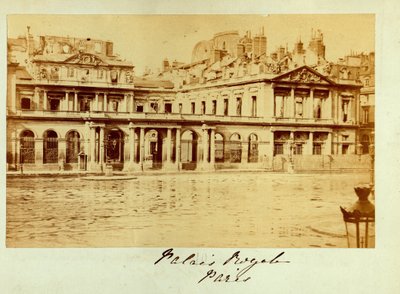 Commune de Paris (1871): vue du Palais Royal détruit. Photographie anonyme. Tirage sur carton Dim. 15x10 cm - Unbekannt