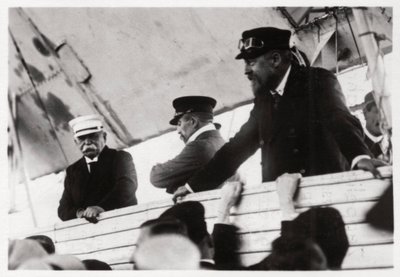 Le comte Zeppelin et le Dr Eckener dans une gondole Zeppelin, Schwaben, Allemagne, vers 1908-1917, 1933 - Unbekannt