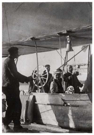 Le comte Zeppelin avec sa fille dans la gondole du Zeppelin LZ3, Allemagne, vers 1906-1908, 1933 - Unbekannt