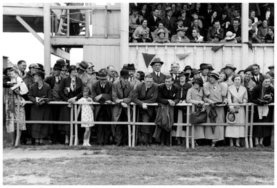 Foule aux courses, vers 1920-1939 - Unbekannt