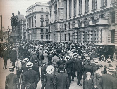 Foule attendant devant le ministère de la Guerre le matin avant la déclaration de guerre, 1914 - Unbekannt