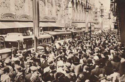 Foules sur Oxford Street pendant le jour férié qui a suivi le couronnement du roi George VI, 1937 - Unbekannt