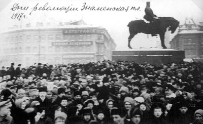 Foules sur la place Znamenskaya, Petrograd, Russie, Révolution de février, 1917 - Unbekannt