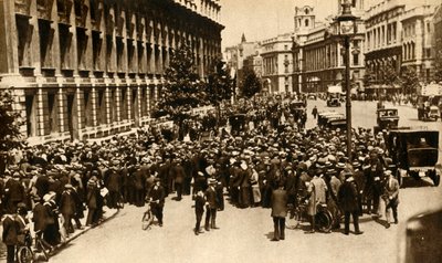 Foules attendant devant Downing Street à Londres des nouvelles de... la guerre, juillet 1914, 1933 - Unbekannt
