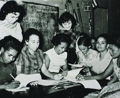 Révolution cubaine : femmes participant aux programmes éducatifs mis en place par la campagne d