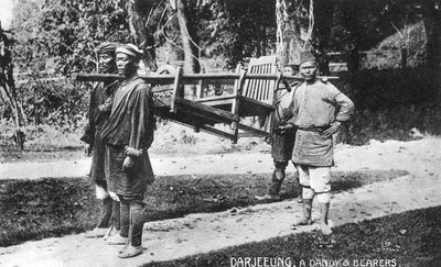 Dandy et porteurs, Darjeeling, Inde, début du 20ème siècle - Unbekannt