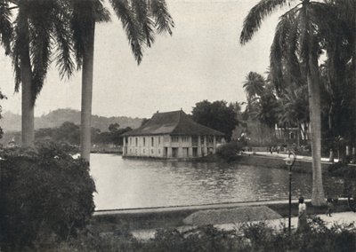 Le lac de Kandy avec le bâtiment de la bibliothèque du Temple de la Dent Sacrée, 1926 - Unbekannt