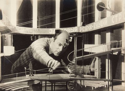 El Lissitzky travaillant sur une scénographie, Théâtre Meyerhold, 1929 - Unbekannt