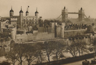 Remparts fortifiés de la Tour de Londres vus en étages depuis les grands entrepôts de Tower Hill - Unbekannt