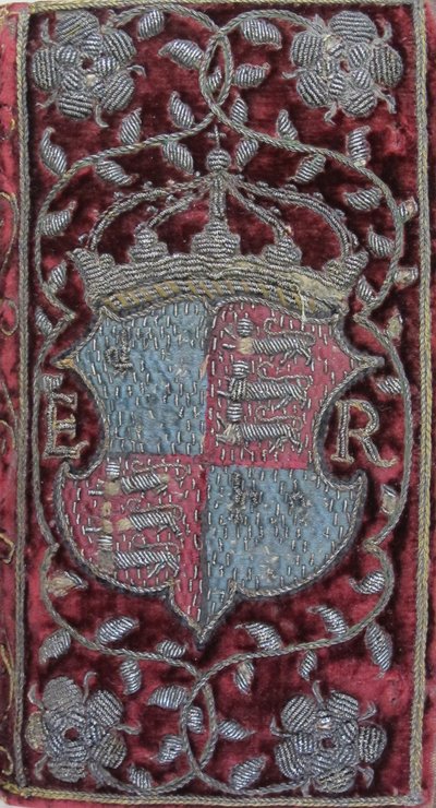 Reliure en velours brodé sur les sermons de John Udall avec les armoiries d