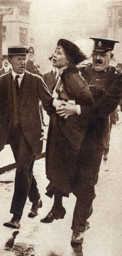 Emmeline Pankhurst arrêtée par le surintendant Rolfe devant le palais de Buckingham, Londres, mai 1914 - Unbekannt