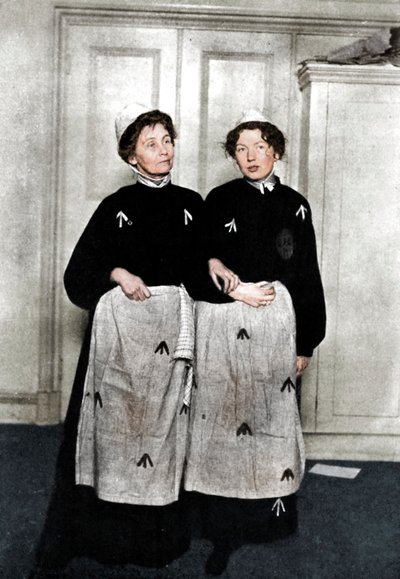 Emmeline et Christabel Pankhurst, suffragettes anglaises, en tenue de prison, 1908 - Unbekannt