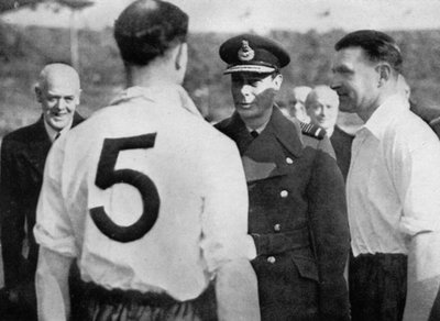 Le footballeur anglais Eddie Hapgood rencontrant le roi George VI, vers 1937-1944 - Unbekannt