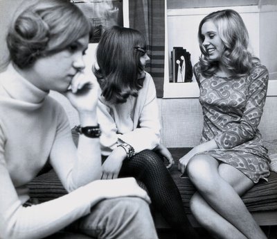 Mode : jeunes filles à une fête en Espagne, l