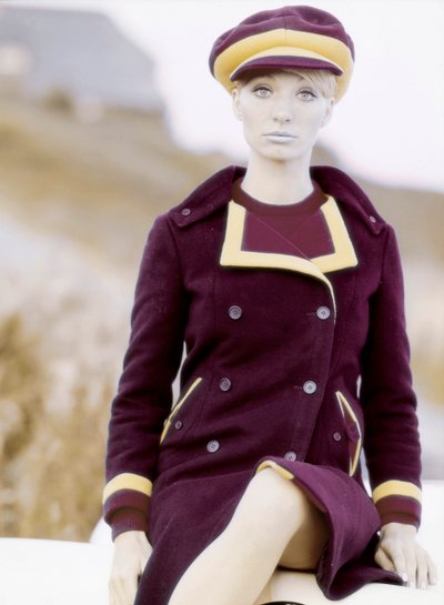 Mode : jeune femme portant un bonnet et un manteau, fin des années 1960-début des années 1970 (photo) - Unbekannt