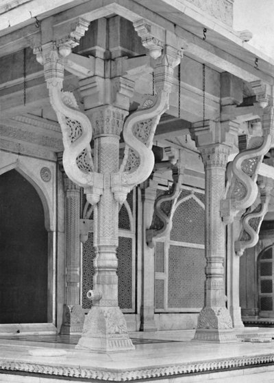 Fatehpur Sikri. Piliers devant le tombeau de Sheik Salem Christi, c1910 - Unbekannt
