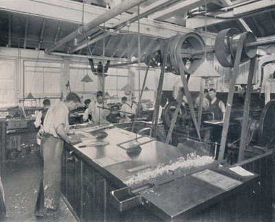 Opérations finales à la fonderie. Ébarbage des plaques et finition, 1917 - Unbekannt
