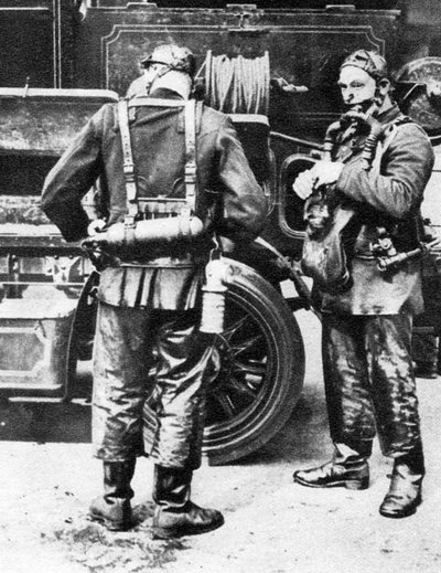Pompiers mettant des casques à fumée, Farringdon Street rubber works, Londres, 1926-1927 - Unbekannt