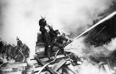 Pompiers combattant un incendie dans une cour à bois, Londres, 1926-1927 - Unbekannt