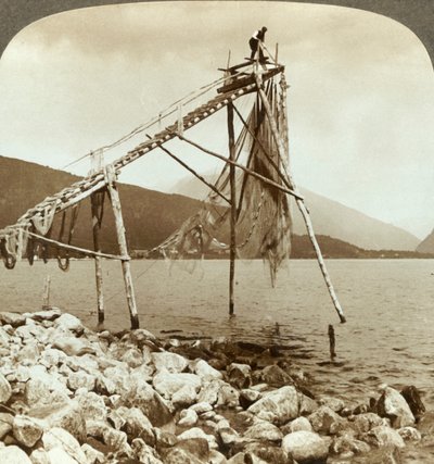Pêcheur arrangeant des filets de saumon à Balestrand sur le Sognefjord - Balholm au loin, Norvège, c1905 - Unbekannt