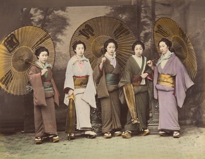 Cinq femmes japonaises en tenue traditionnelle avec des parasols - Unbekannt