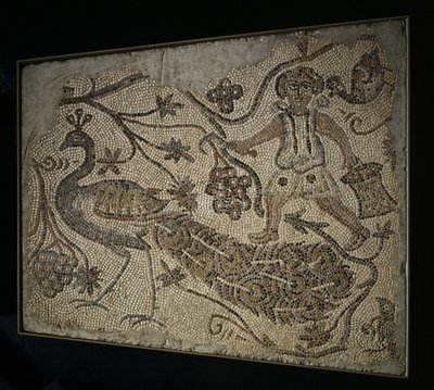 Panneau de mosaïque au sol : Vendangeur avec paon, 5ème siècle - Unbekannt