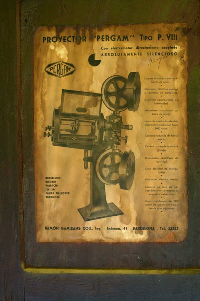 Ancien hôtel (Hostal Vell - la Toranesa). Intérieur. La salle de projection de cinéma. Projecteur de cinéma (Ossa Pergam tipo PVIII). Détail. Le manuel original du projecteur. - Unbekannt
