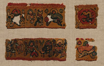 Quatre fragments de la bordure de gammadion d