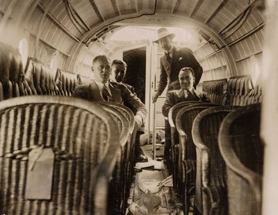 Quatre hommes dans la cabine passagers d