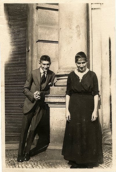Franz Kafka avec sa sœur Ottla devant la maison Oppelt à Prague. Vers 1914 - Unbekannt