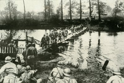 Troupes françaises traversant une rivière, 1919 - Unbekannt