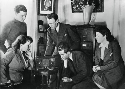 Citoyens français écoutant une émission du vice-premier ministre de Vichy, l