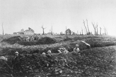 Infanterie française établissant des positions de repli devant une ferme en ruine, Picardie, France, 1918 - Unbekannt
