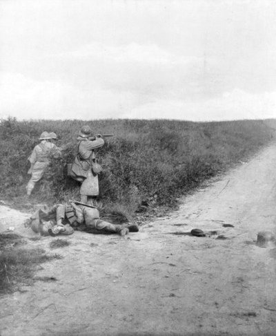 Mitrailleurs français balayant une route, Courcelles, sud-est de Montdidier, France, 9 juin 1918 - Unbekannt