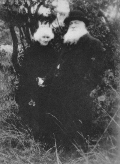 Le sculpteur français Auguste Rodin photographié dans le parc de sa villa à Meudon, 1916, 1939 - Unbekannt