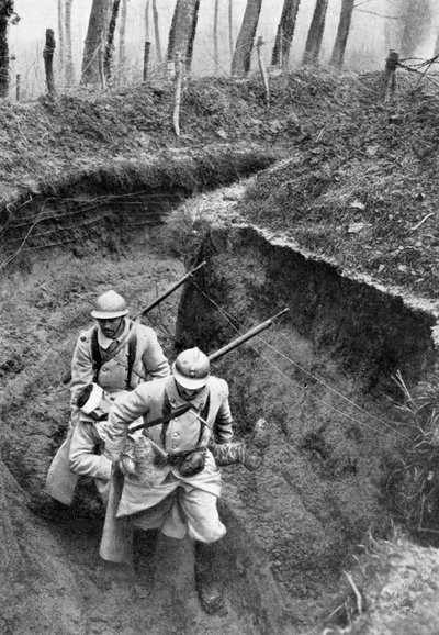 Soldats français portant un compagnon blessé du front, Première Guerre mondiale, 1917 - Unbekannt