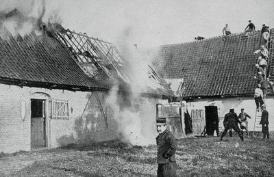 Soldats français combattant un incendie déclenché par des bombes incendiaires allemandes, Artois, Première Guerre mondiale, 1915 - Unbekannt