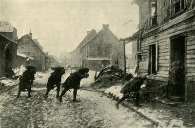 Troupes françaises traversant une rue de village sous le feu allemand, Première Guerre mondiale, 1914-1915 - Unbekannt