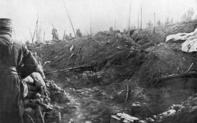 Les troupes françaises se préparent à une contre-attaque allemande, crête des Éparges, près de Verdun, France, août 1915 - Unbekannt