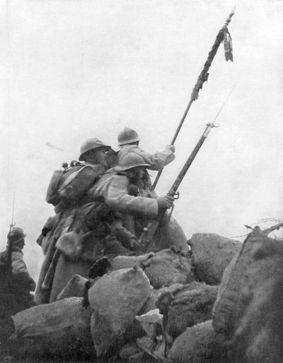 Troupes françaises avec leur drapeau régimentaire, 2ème bataille de Champagne, France, 25 septembre 1915 - Unbekannt