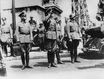 Le général von Bock saluant les troupes allemandes défilant devant l