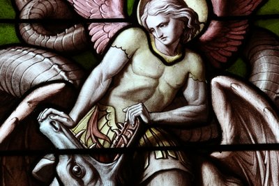 Genève, Genève, Suisse, le 5/7/2015 - Basilique Notre-Dame de Genève. Vitrail. Ange combattant Satan sous forme de dragon. - Unbekannt