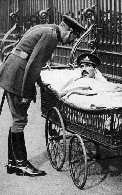 George V avec un soldat blessé, 7e bataillon Sherwood Foresters, mars 1918 - Unbekannt
