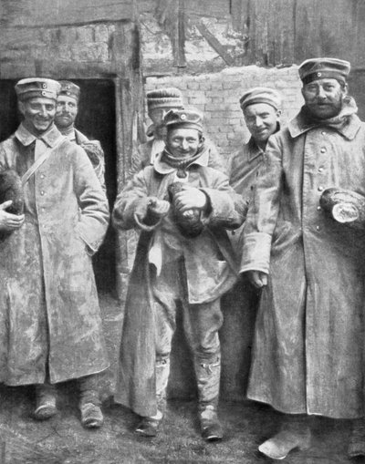 Prisonniers de guerre allemands avec leur ration de pain, 1915 - Unbekannt