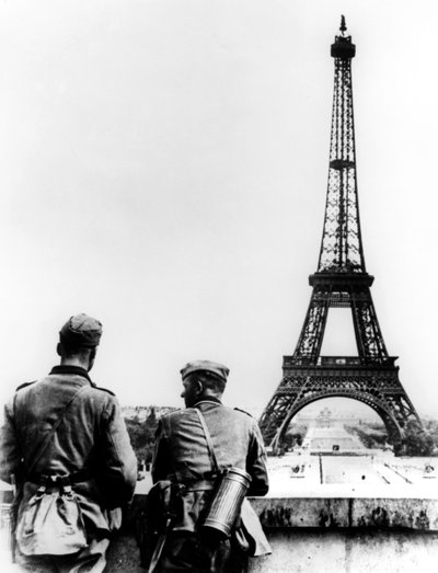 Soldats allemands à la tour Eiffel, Paris, juin 1940 - Unbekannt